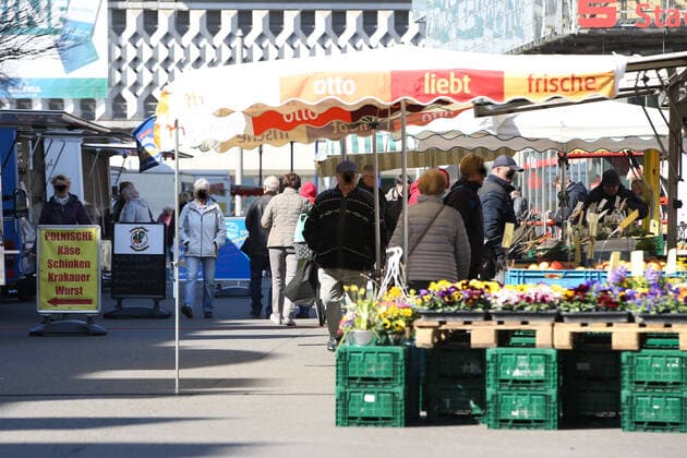 Weekly market at the Old Market in Magdeburg and the market bustle in times of the Corona crisis