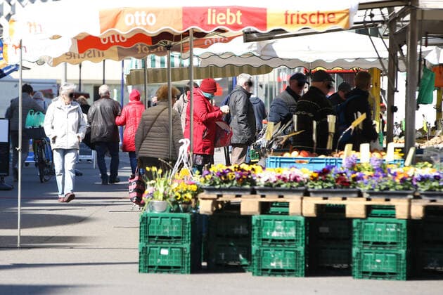 Weekly market at the Old Market in Magdeburg and the market bustle in times of the Corona crisis