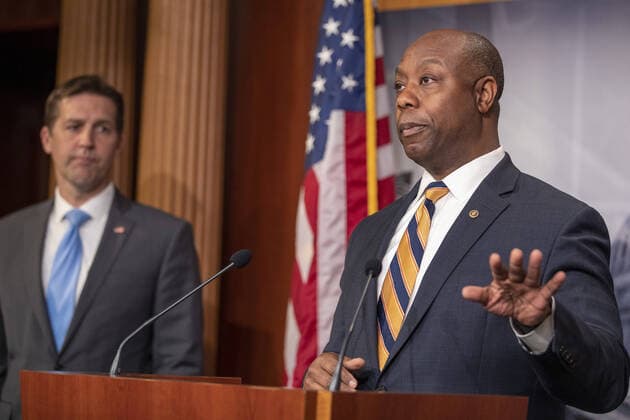 News Bilder des Tages Senator Ben Sasse (R-NE) listens to Senator Tim Scott (R-SC) speak during a press conference on amendments on Coronavirus Stimulus Package that need changed on Capitol Hill in Washington, D.C. on Wednesday, March 25, 2020. Senate will vote on Wednesday on $2 trillion coronavirus bill after landmark agreement with White House.  WAP20200325012 TASOSxKATOPODIS