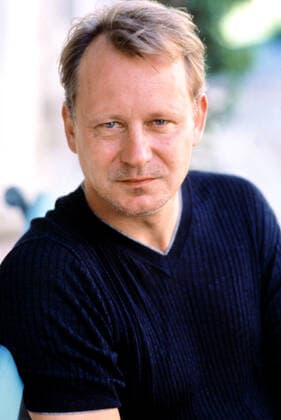 THE GLASS HOUSE, Stellan Skarsgard, 2001. Columbia Pictures Courtesy Everett Collection Columbia Pictures Courtesy Everett Collection !ACHTUNG AUFNAHMEDATUM GESCHÃ„TZT! PUBLICATIONXNOTxINxCANxCHNxFRAxITAxJPNxNORxPOLxRUSxESPxUKxUSA Copyright: xColumbiaxPictures CourtesyxEverettxCollectionx MSDGLHO EC002