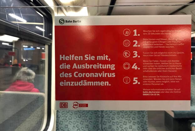 25 03 2020, Berlin, GER Sticker with instructions for the containment of the corona virus in an S railway car everyday life, sticker, Berlin, corona epidemic, corona infection, corona pandemic, corona virus, Covid 19, Covid 19, German, Germany, Europe, European, Passenger, notice, sign, inside, interior, no contact, human, minimum distance,