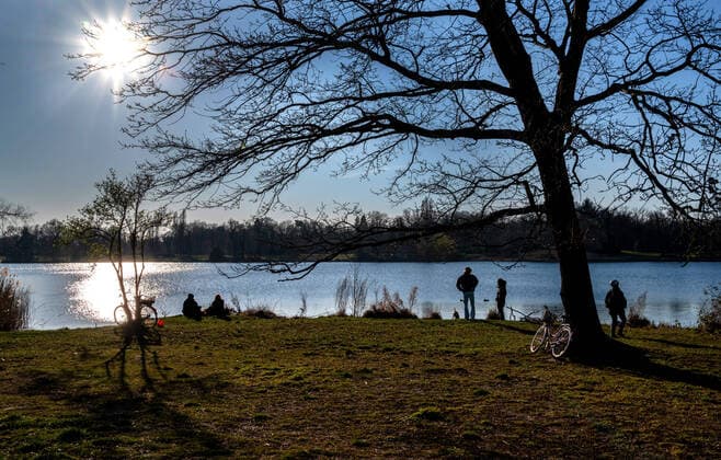 Potsdam State Capital Brandenburg 25 03 2020 New Garden Potsdam New Garden Potsdam UNECO WORLD HERITAGE HOLY LAKE Sunbathing Sun worshippers Stand at a distance alone Meadow Evening mood As a PREVENTIVE MEASURE to contain INFECTIONS by the CORONAVIRUS COVID 19 for all persons as far as possible a minimum distance of 1.5 meters