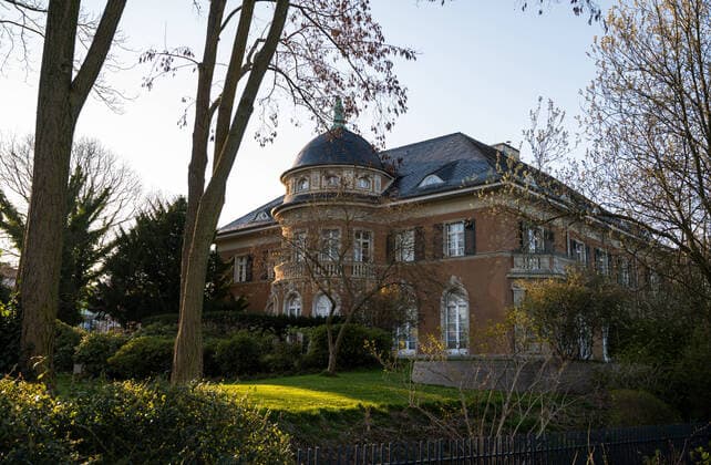 Potsdam State Capital Brandenburg 25 03 2020 Potsdam Villa KAMPFFMEYER The Villa Kampffmeyer in Potsdam is a representative listed building in the immediate vicinity of the Glienicker Bridge