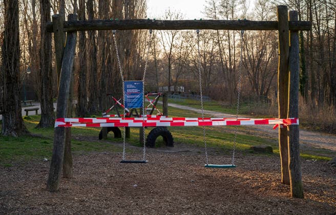 Potsdam State Capital Brandenburg 25 03 2020 Schwanenallee Neuer Garten Potsdam KInderspielplatz Schwanenallee Jungfernsee As a PREVENTIVE MEASURE to contain INFECTIONS caused by the CORONAVIRUS COVID 19, all playgrounds in the State of Brandenburg remain closed for the time being