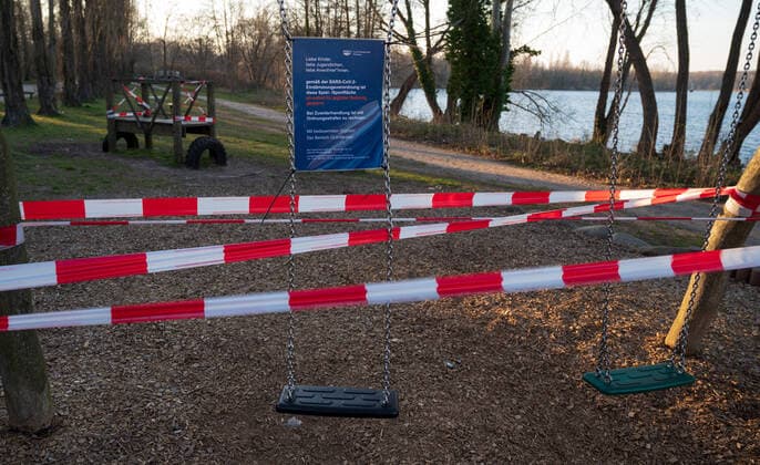 Potsdam State Capital Brandenburg 25 03 2020 Schwanenallee Neuer Garten Potsdam KInderspielplatz Schwanenallee Jungfernsee As a PREVENTIVE MEASURE to contain INFECTIONS caused by the CORONAVIRUS COVID 19, all playgrounds in the State of Brandenburg remain closed for the time being