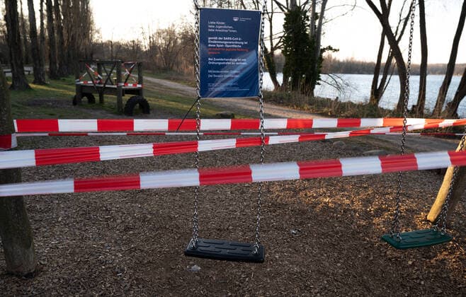 Potsdam State Capital Brandenburg 25 03 2020 Schwanenallee Neuer Garten Potsdam KInderspielplatz Schwanenallee Jungfernsee As a PREVENTIVE MEASURE to contain INFECTIONS caused by the CORONAVIRUS COVID 19, all playgrounds in the State of Brandenburg remain closed for the time being