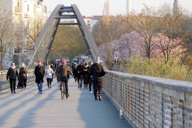 25 03 2020, Berlin Germany Corona crisis, people enjoy the nice weather in the fresh air, they all keep the given distance to each other, so that nobody is in danger
