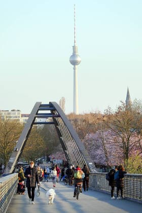 25 03 2020, Berlin Germany Corona crisis, people enjoy the nice weather in the fresh air, they all keep the given distance to each other, so that nobody is in danger
