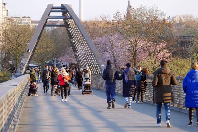 25 03 2020, Berlin Germany Corona crisis, people enjoy the nice weather in the fresh air, they all keep the given distance to each other, so that nobody is in danger