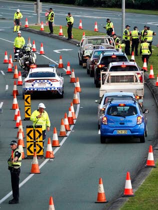 QLD BORDER CLOSURE, Motorists are stopped at a checkpoint on the Gold Coast Highway at Coolangatta on the Queensland NSW border border , Thursday, March 26, 2020. The Queensland border is closed to non Queensland residents as authorities try to stop the spread of COVID-19. ( NO ARCHIVING, EDITORIAL USE ONLY, NO USE IN BOOKS WITHOUT CONSENT BRISBANE QLD AUSTRALIA  Copyright: xDAVExHUNTx 20200326001459829658