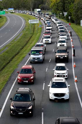 QLD BORDER CLOSURE, Long lines of traffic build before a motorists are stopped at a checkpoint on the Gold Coast Highway at Coolangatta on the Queensland NSW border border , Thursday, March 26, 2020. The Queensland border is closed to non Queensland residents as authorities try to stop the spread of COVID-19. ( NO ARCHIVING, EDITORIAL USE ONLY, NO USE IN BOOKS WITHOUT CONSENT BRISBANE QLD AUSTRALIA  Copyright: xDAVExHUNTx 20200326001459830312