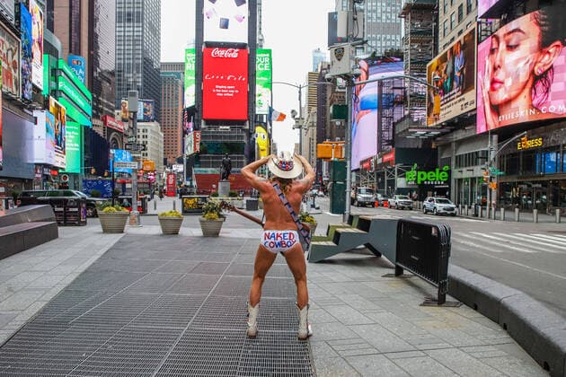 March 25, 2020, New York, NEW YORK, EUA: The iconic New York City cowboy character is seen walking in Manhattan s Times Square during a coronavirus pandemic COVID19 in New York, United States. New York EUA - ZUMAc233 47096418st Copyright: xVanessaxCarvalhox