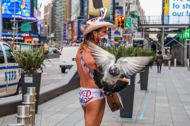 News Bilder des Tages March 25, 2020, New York, NEW YORK, EUA: The iconic New York City cowboy character is seen walking in Manhattan s Times Square during a coronavirus pandemic COVID19 in New York, United States. New York EUA - ZUMAc233 47096432st Copyright: xVanessaxCarvalhox