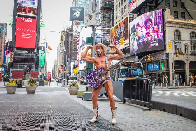 March 25, 2020, New York, NEW YORK, EUA: The iconic New York City cowboy character is seen walking in Manhattan s Times Square during a coronavirus pandemic COVID19 in New York, United States. New York EUA - ZUMAc233 47096449st Copyright: xVanessaxCarvalhox