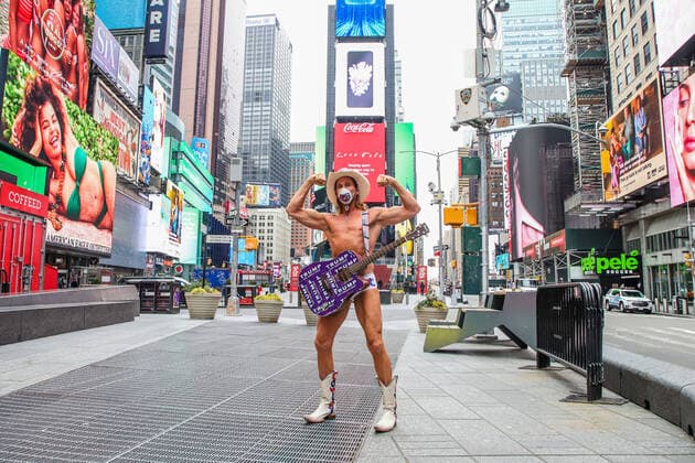 March 25, 2020, New York, NEW YORK, EUA: The iconic New York City cowboy character is seen walking in Manhattan s Times Square during a coronavirus pandemic COVID19 in New York, United States. New York EUA - ZUMAc233 47096450st Copyright: xVanessaxCarvalhox