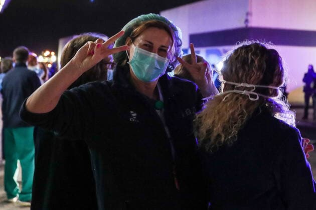 March 25, 2020, Valencia, VALENCIA, SPAIN: Illustration, Medical Staff and Police Corps thank each other for the work they do at La Fe Hospital of Valencia during the eleventh day after the Government declared the state of alarm in Spain and recommended people to stay at home to fight coronavirus COVID-19 on March 25, 2020 in Valencia, Spain Valencia SPAIN - ZUMAa181 20200325_zaa_a181_082 Copyright: xIvanxTerronx