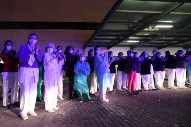 March 25, 2020, Valencia, VALENCIA, SPAIN: Illustration, Medical Staff and Police Corps thank each other for the work they do at La Fe Hospital of Valencia during the eleventh day after the Government declared the state of alarm in Spain and recommended people to stay at home to fight coronavirus COVID-19 on March 25, 2020 in Valencia, Spain Valencia SPAIN - ZUMAa181 20200325_zaa_a181_086 Copyright: xIvanxTerronx
