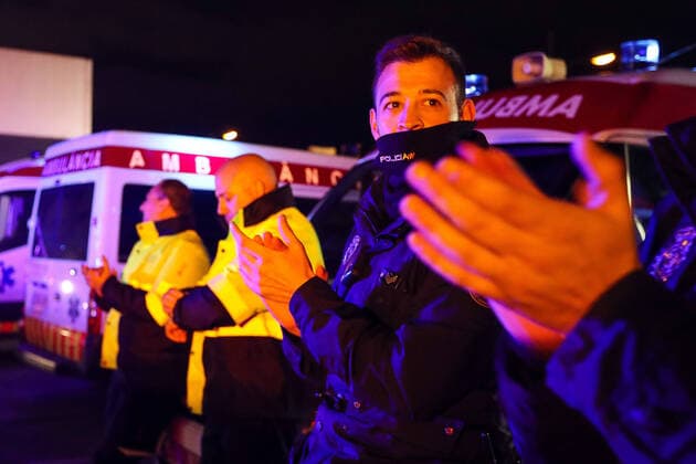 March 25, 2020, Valencia, VALENCIA, SPAIN: Illustration, Medical Staff and Police Corps thank each other for the work they do at La Fe Hospital of Valencia during the eleventh day after the Government declared the state of alarm in Spain and recommended people to stay at home to fight coronavirus COVID-19 on March 25, 2020 in Valencia, Spain Valencia SPAIN - ZUMAa181 20200325_zaa_a181_091 Copyright: xIvanxTerronx