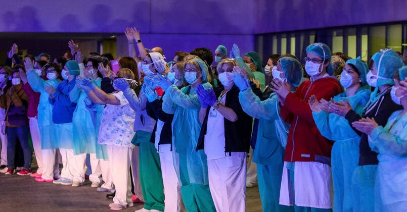 March 25, 2020, Valencia, VALENCIA, SPAIN: Illustration, Medical Staff and Police Corps thank each other for the work they do at La Fe Hospital of Valencia during the eleventh day after the Government declared the state of alarm in Spain and recommended people to stay at home to fight coronavirus COVID-19 on March 25, 2020 in Valencia, Spain Valencia SPAIN - ZUMAa181 20200325_zaa_a181_096 Copyright: xIvanxTerronx