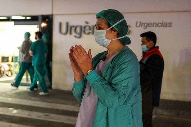 March 25, 2020, Valencia, VALENCIA, SPAIN: Illustration, Medical Staff and Police Corps thank each other for the work they do at La Fe Hospital of Valencia during the eleventh day after the Government declared the state of alarm in Spain and recommended people to stay at home to fight coronavirus COVID-19 on March 25, 2020 in Valencia, Spain Valencia SPAIN - ZUMAa181 20200325_zaa_a181_101 Copyright: xIvanxTerronx
