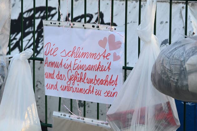 GER Dresden gift fence in Dresden Neustadt to help the homeless and will be hung with bags full of things and gifts Help Solidarity Emergency 25 03 20 250320 ddbd