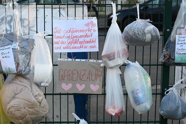 GER Dresden gift fence in Dresden Neustadt to help the homeless and will be hung with bags full of things and gifts Help Solidarity Emergency 25 03 20 250320 ddbd