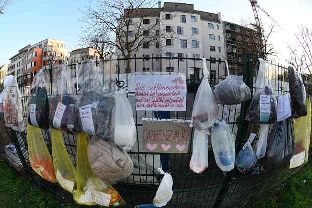 GER Dresden gift fence in Dresden Neustadt to help the homeless and will be hung with bags full of things and gifts Help Solidarity Emergency 25 03 20 250320 ddbd