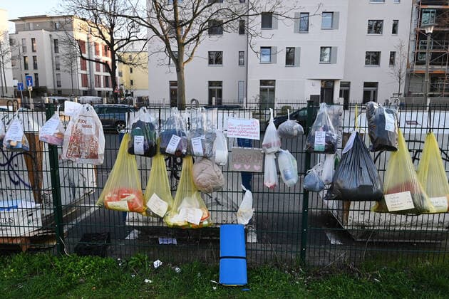 GER Dresden gift fence in Dresden Neustadt to help the homeless and will be hung with bags full of things and gifts Help Solidarity Emergency 25 03 20 250320 ddbd