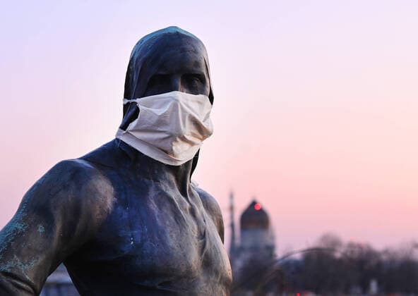 GER Dresden Alter Hafen a sculpture is provided with a face mask Corona crisis 25 03 20 250320 ddbd