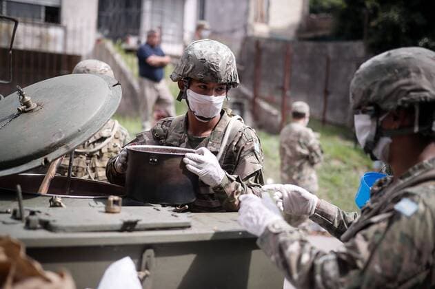 Army soldiers distribute food in poor neighborhoods where people are unable to work as a result of the mandatory quarantine in Buenos Aires, Argentina, 25 March 2020. Two new deaths brought the number of fatalities due to coronavirus in Argentina to eight and the Government decided to tighten controls on compliance with the mandatory quarantine to prevent the spread of the pandemic, given the collapse of traffic that occurred in the morning in the main accesses to the capital. EFE Juan Ignacio Roncoroni Deaths in Argentina due to coronavirus rise to 8 and controls increase !ACHTUNG: NUR REDAKTIONELLE NUTZUNG!  Copyright: xJUANxIGNACIOxRONCORONIx AME7902 20200325-637207733308013399