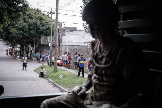Army soldiers distribute food in poor neighborhoods where people are unable to work as a result of the mandatory quarantine in Buenos Aires, Argentina, 25 March 2020. Two new deaths brought the number of fatalities due to coronavirus in Argentina to eight and the Government decided to tighten controls on compliance with the mandatory quarantine to prevent the spread of the pandemic, given the collapse of traffic that occurred in the morning in the main accesses to the capital. EFE Juan Ignacio Roncoroni Deaths in Argentina due to coronavirus rise to 8 and controls increase !ACHTUNG: NUR REDAKTIONELLE NUTZUNG!  Copyright: xJUANxIGNACIOxRONCORONIx AME7900 20200325-637207745515190825