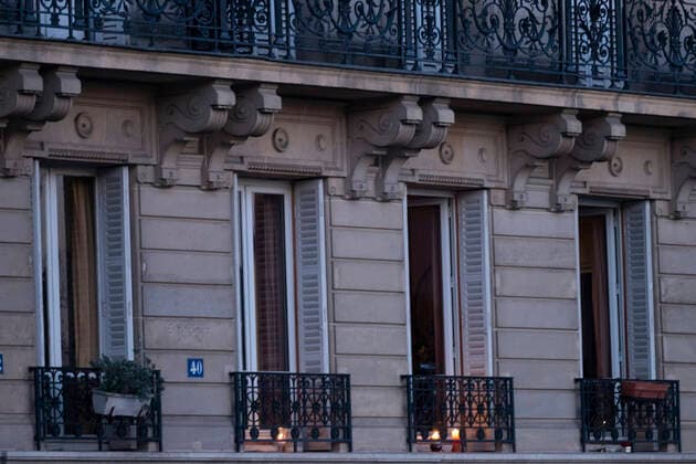 Les Catholiques sont invites a mettre une bougie sur leur balcon pour celebrer la fete de l annonciation - Applaudissements en soutien du corps medical NEWS : COVID 19 a Paris - 25 03 2020 JBAutissier Panoramic 