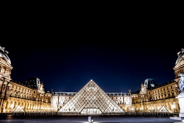 Esplanade deserte du Musee du Louvre de nuit NEWS : COVID 19 a Paris - 25 03 2020 JBAutissier Panoramic 