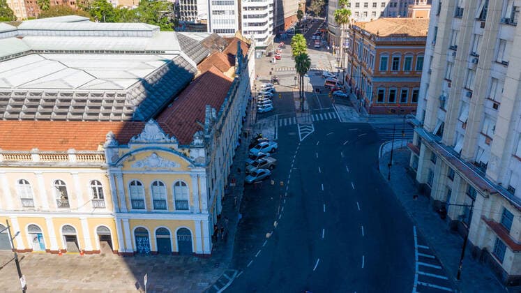 PORTO ALEGRE, RS - 25.03.2020: COVID 19 EM PORTO ALEGRE - Movement on the streets of Porto Alegre apparently normal despite the COVID 19 pandemic caused by the new Corona virus. Porto Alegre, RS, Brazil. x1897800x  RaulxPereira