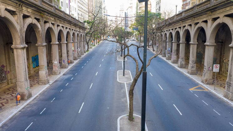 PORTO ALEGRE, RS - 25.03.2020: COVID 19 EM PORTO ALEGRE - Movement on the streets of Porto Alegre apparently normal despite the COVID 19 pandemic caused by the new Corona virus. Porto Alegre, RS, Brazil. x1897801x  RaulxPereira
