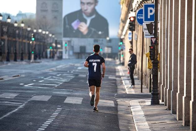 Atmosphere in the center of Paris, a man runs in the rivoli street, after the head of state ordered people to stay home to stop the spread of Covid-19, on March 25, 2020, in Paris, France  Copyright: xChristophexMorinx