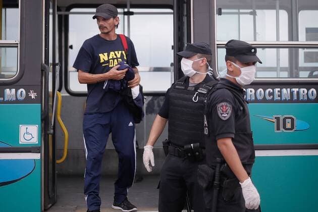 Authorities carry out controls on the roads that access the capital due to the mandatory quarantine in Buenos Aires, Argentina, 25 March 2020. Two new deaths brought the number of fatalities due to coronavirus in Argentina to eight and the Government decided to tighten controls on compliance with the mandatory quarantine to prevent the spread of the pandemic, given the collapse of traffic that occurred in the morning in the main accesses to the capital. EFE Juan Ignacio Roncoroni Deaths in Argentina due to coronavirus rise to 8 and controls increase !ACHTUNG: NUR REDAKTIONELLE NUTZUNG!  Copyright: xJUANxIGNACIOxRONCORONIx AME7890 20200325-637207766614182751