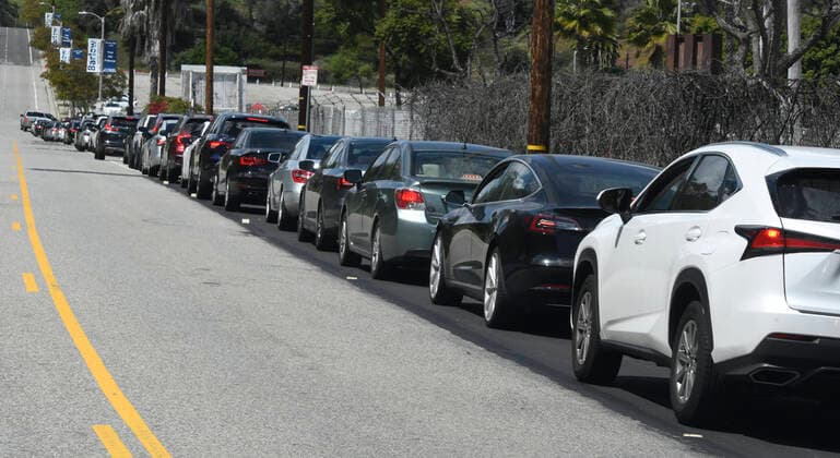 People wait hours in line at one of several Los Angeles City COVID-19 drive-through test sights near Dodger Stadium Wednesday, March 25,2020. Los Angeles, CA USA. Los Angeles USA - ZUMAbl1_ 20200325_zaf_bl1_017 Copyright: xGenexBlevinsx