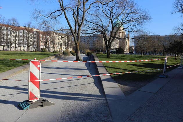 Blocking at Platz der Einheit due to coronavirus, Potsdam, 25 March 2020 To slow the spread of coronavirus SARS CoV 2, exit and contact restrictions apply Coronavirus Potsdam