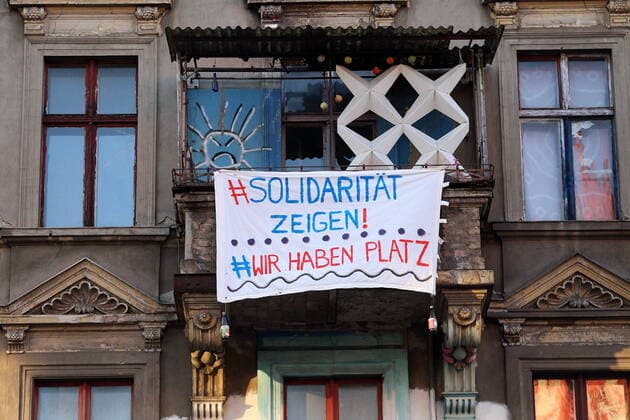 A banner with the inscription Showing solidarity We have space hangs on a house in Potsdam, 25 March 2020 Protest Refugee policy Potsdam