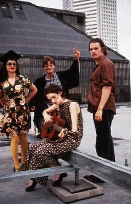 REALITY BITES, Winona Ryder (seated with guitar), standing from left: Janeane Garofalo, Steve Zahn, Ethan Hawke, 1994, (c) Universal cpurtesy Everett Collection Universal Courtesy Everett Collection !ACHTUNG AUFNAHMEDATUM GESCHÃ„TZT! PUBLICATIONXNOTxINxCANxCHNxFRAxITAxJPNxNORxPOLxRUSxESPxUKxUSA Copyright: xUniversal CourtesyxEverettxCollectionx MSDREBI EC022