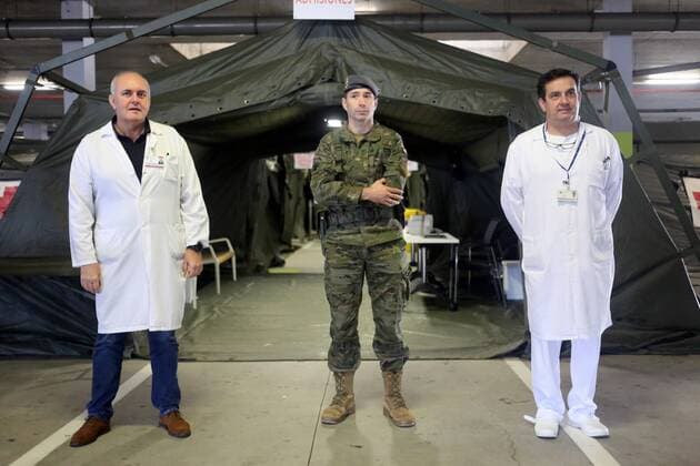 News Themen der Woche KW13 News Bilder des Tages Spain: 12th day of alert status for CoVid-19 Oviedo, SPAIN: The manager of area IV of the Central University Hospital of Asturias, Luis Hevia (L), Lieutenant Colonel Chief of the Toledo Battalion, Javier Arrabal and the Chief of Emergencies, Luis Antuna (R) pose at the entrance of the Hospital of campaign during the 12th day of the Alert State in Spain, at the Central University Hospital of Asturias in Oviedo, Spain on March 23, 2020. Oviedo Asturias Spain Copyright: AlbertoxBrevers