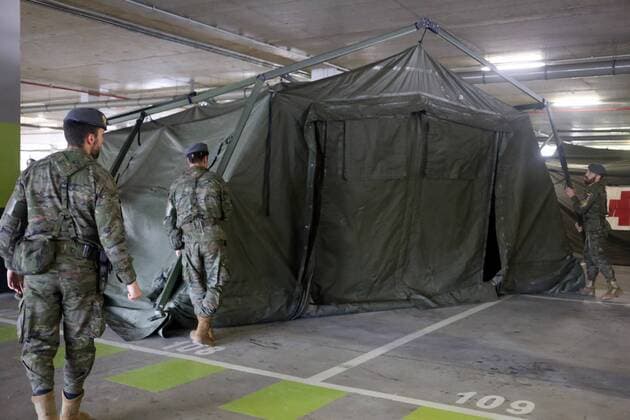 Spain: 12th day of alert status for CoVid-19 Oviedo, SPAIN: Military personnel move a store during the 12th day of the Alert State in Spain, at the Central University Hospital of Asturias in Oviedo, Spain on March 23, 2020. Oviedo Asturias Spain Copyright: AlbertoxBrevers