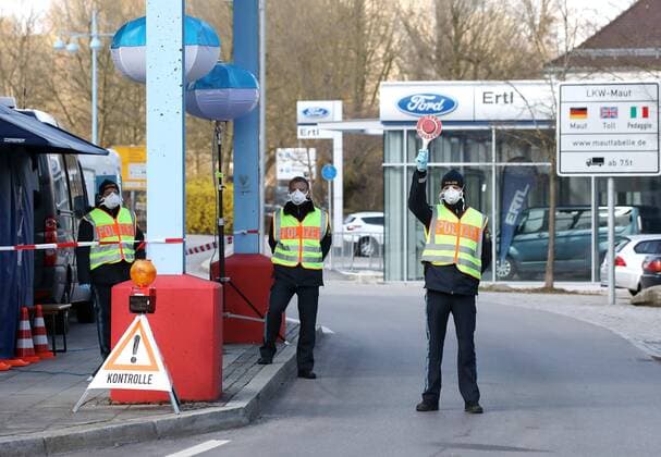 Border controls due to Corona Pandemic, Burghausen, Upper Bavaria, Bavaria, Germany, Europe Copyright: imageBROKER/GerhardxNixdorf iblgni05138654.jpg