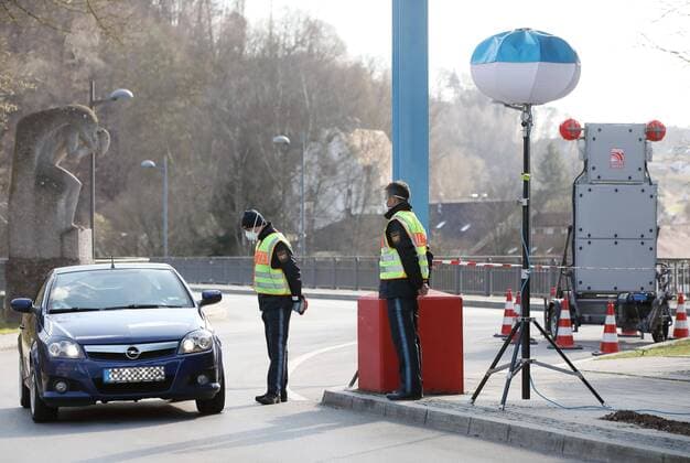 Border controls due to Corona Pandemic, Burghausen, Upper Bavaria, Bavaria, Germany, Europe Copyright: imageBROKER/GerhardxNixdorf iblgni05138660.jpg