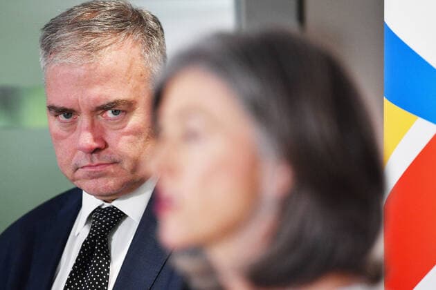 NICOLA SPURRIER CORONAVIRUS COVID-19 PRESSER, South Australian Health Minister Stephen Wade looks on as South Australian chief public health officer Nicola Spurrier speaks to the media during a press conference at the Department of Health in Adelaide, Thursday, March 26, 2020 ( NO ARCHIVING, EDITORIAL USE ONLY, NO USE IN BOOKS WITHOUT CONSENT ADELAIDE SOUTH AUSTRALIA AUSTRALIA  Copyright: xDAVIDxMARIUZx 20200326001460185960