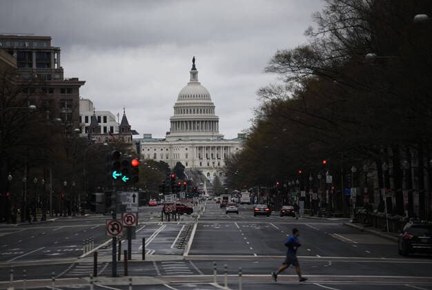 News Bilder des Tages (200326) -- WASHINGTON D.C., March 26, 2020 -- Photo taken on March 25, 2020 shows the U.S. Capitol in Washington D.C., the United States. The U.S. Senate on Wednesday night passed a 2-trillion-dollar stimulus package to blunt the economic fallout of COVID-19, after rounds of negotiations between Democrats and Republicans. ) U.S.-WASHINGTON D.C.-2 TLN USD STIMULUS PACKAGE-COVID-19 LiuxJie 