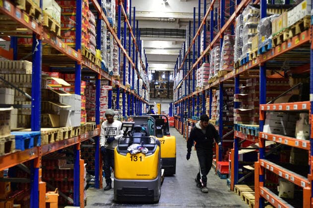 On Wednesday 25 3 2020, Saarlands Prime Minister Tobias Hans visits the EDEKA central warehouse in St Ingbert and gets an idea of the supply in the retail trade He encounters well-filled shelves and mountains of toilet paper, where Hans also makes himself a selfie with toilet paper