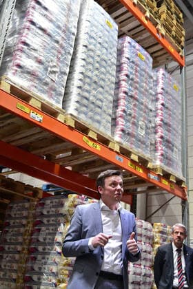 On Wednesday 25 3 2020, Saarlands Prime Minister Tobias Hans visits the EDEKA central warehouse in St Ingbert and gets an idea of the supply in the retail trade He encounters well-filled shelves and mountains of toilet paper, where Hans also makes himself a selfie with toilet paper