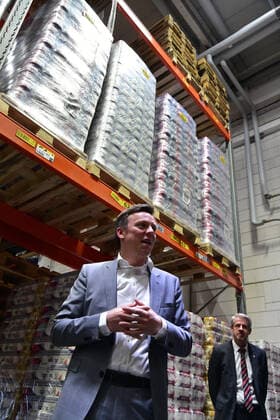 On Wednesday 25 3 2020, Saarlands Prime Minister Tobias Hans visits the EDEKA central warehouse in St Ingbert and gets an idea of the supply in the retail trade He encounters well-filled shelves and mountains of toilet paper, where Hans also makes himself a selfie with toilet paper
